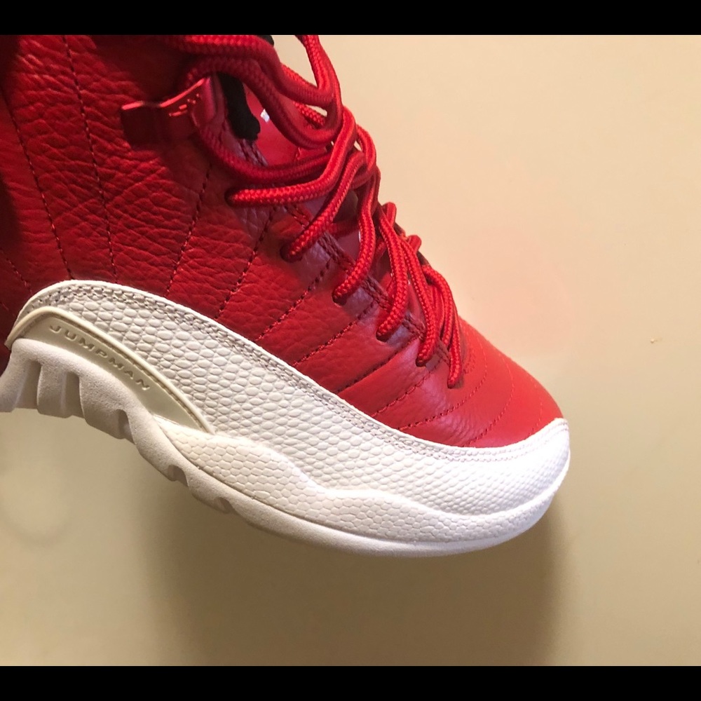 Jordan’s Red, white, black size 6